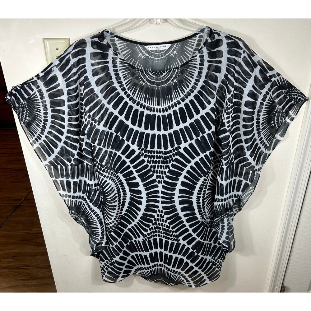 Trina Turk Kaftan Tunic Top Women M Black White Geometric Silk Blend Resortwear